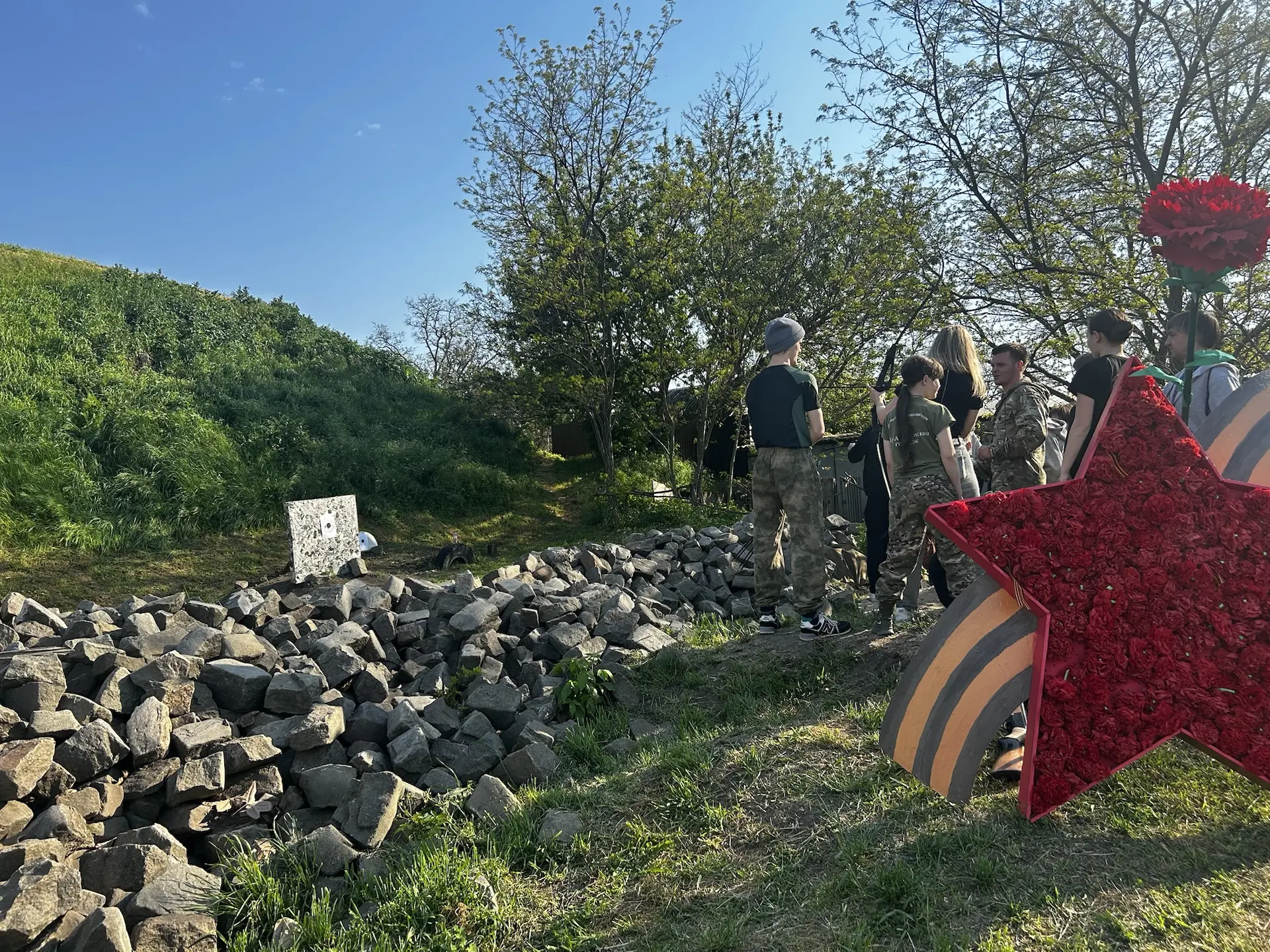 🇷🇺8 мая на Крепостном валу ученики 7А, 7В и 7Г классов вместе с классными руководителями Ольгой Вале
