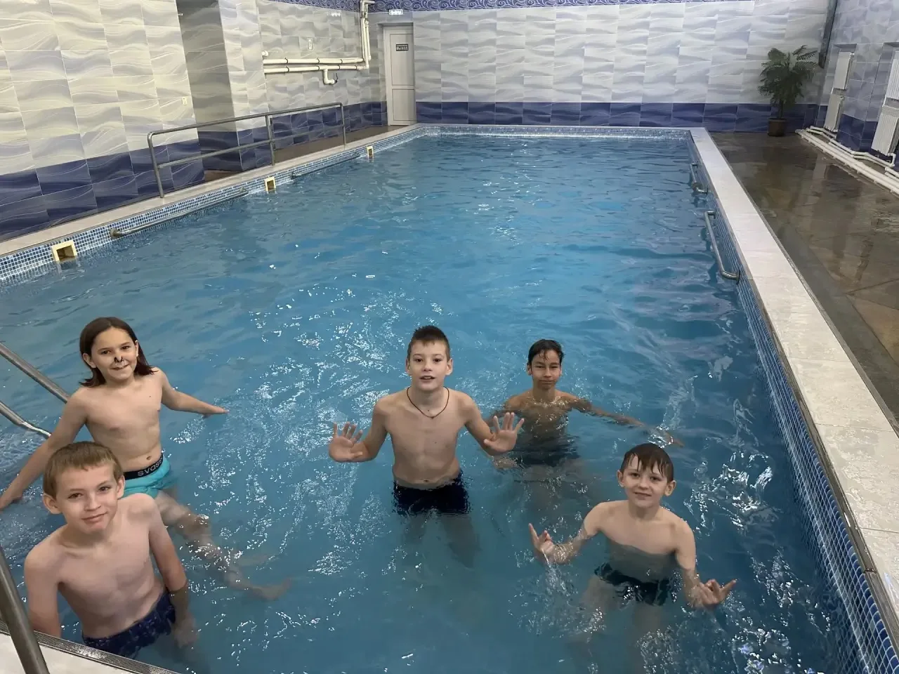Плаваем, тренируемся, веселимся - 6 отряд в бассейне 🐬