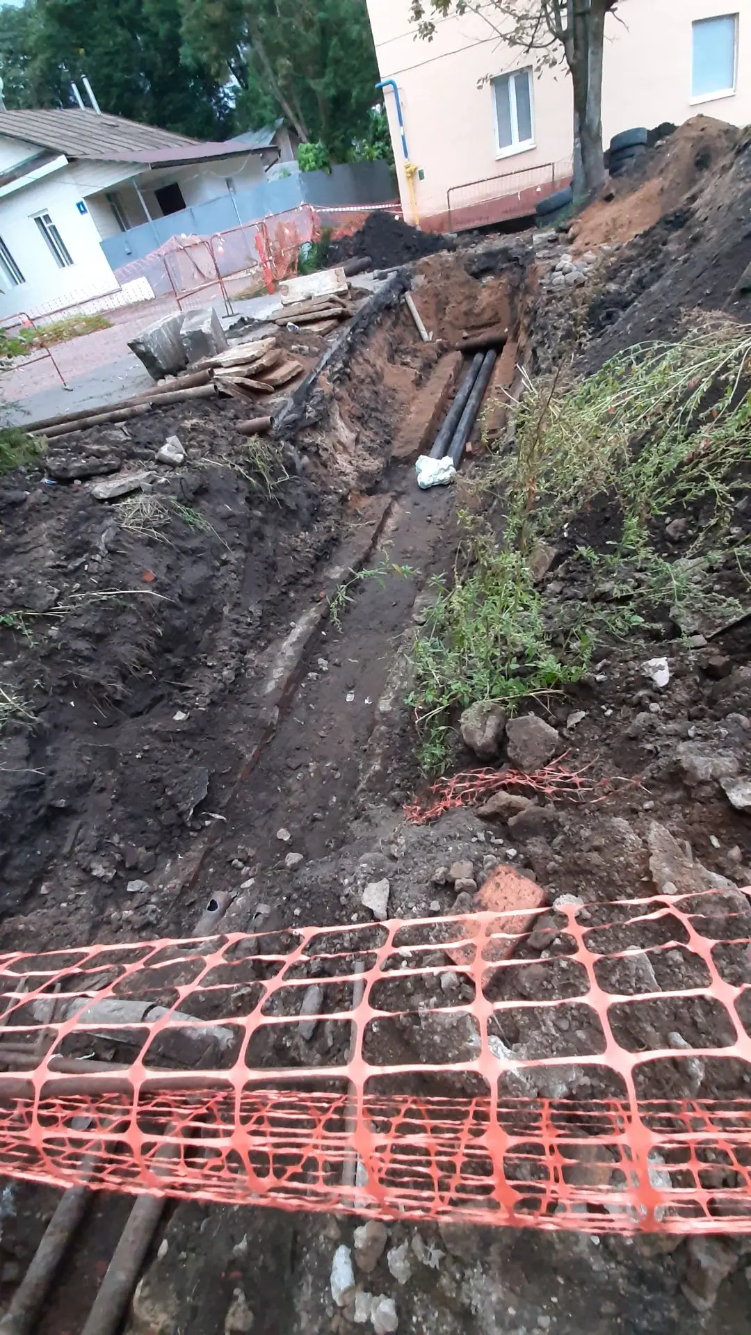 По ул. Нутной в Великом Новгороде в районе ул. Михайлова проезд полностью перекрыт из-з...