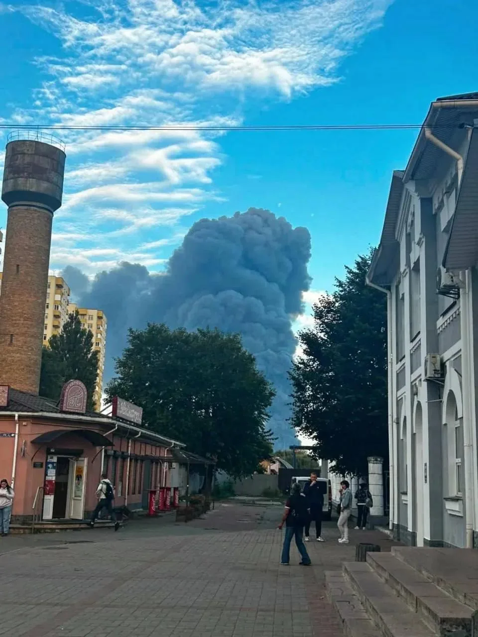 Новые кадры из пригорода Киева, (Бориспольский район), где после прилетов горят склады ...