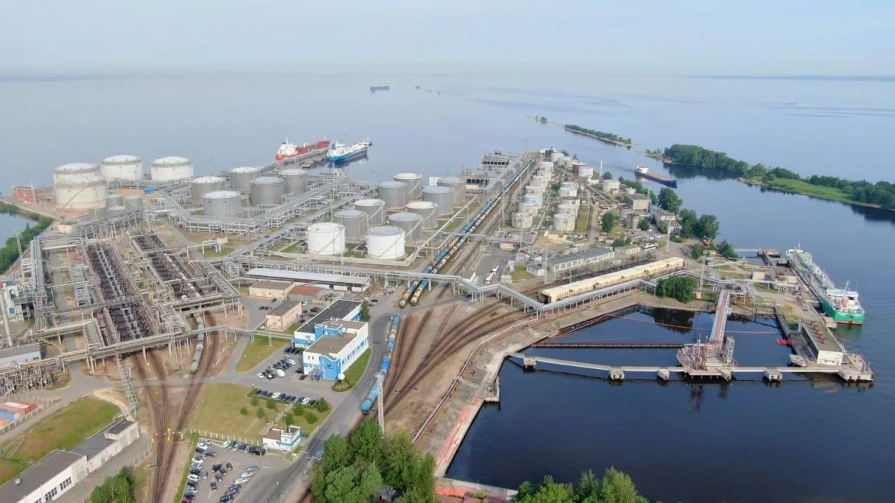 "Росхим" получил контрольный пакет акций Петербургского нефтяного терминала.

Компании достались дол
