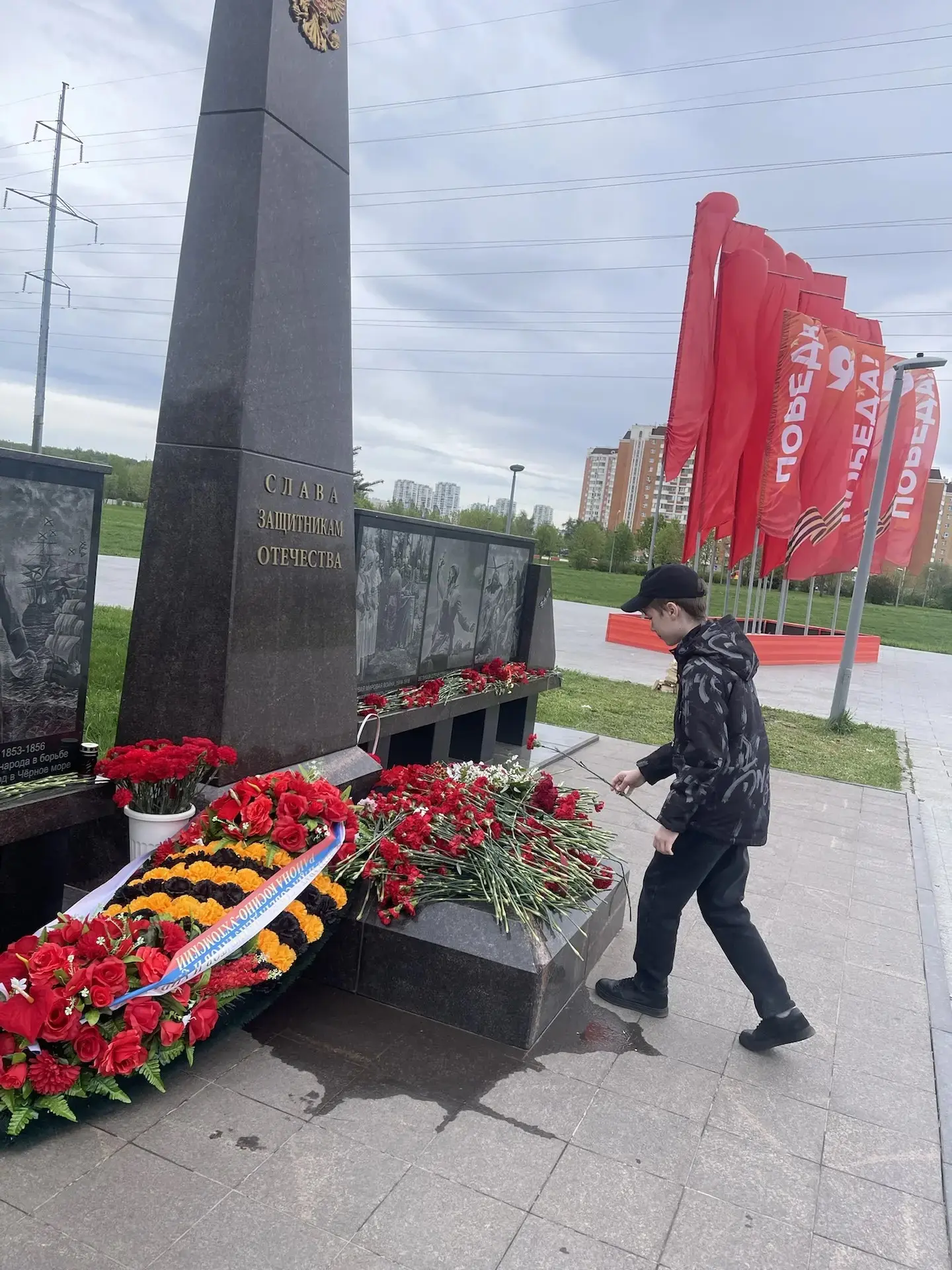 Помним и чтим подвиг героев  В День Победы активисты 6 «Р» класса вместе с классным руководителем Св