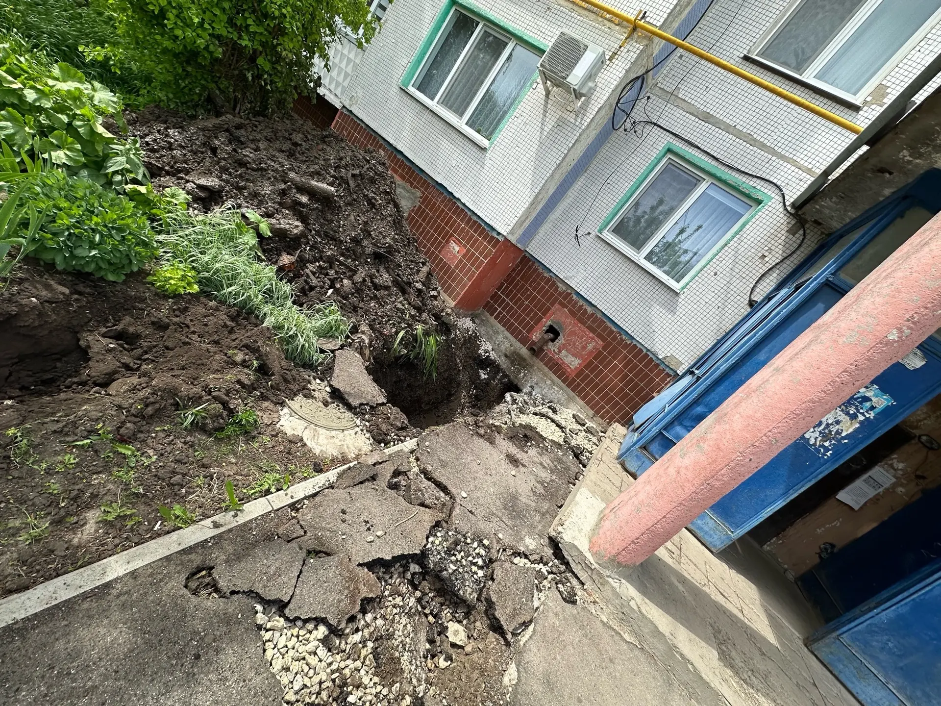 Сегодня на МКД ул. Гагарина,16 в пгт. Безенчук провели ремонт коммуникаций. Вместе с коллегами из МУ