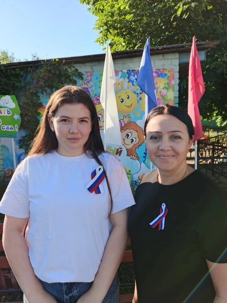 День России.

В преддверии Дня России наши замечательные педагоги провели акцию «Наш триколор»!
Роди