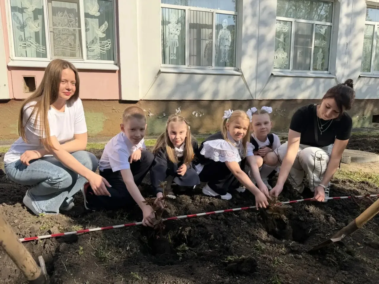 🌹 Акция «Росток в будущее»: 11-й класс заложил основу, первоклассники продолжат заботу! 🌹  Сегодня в