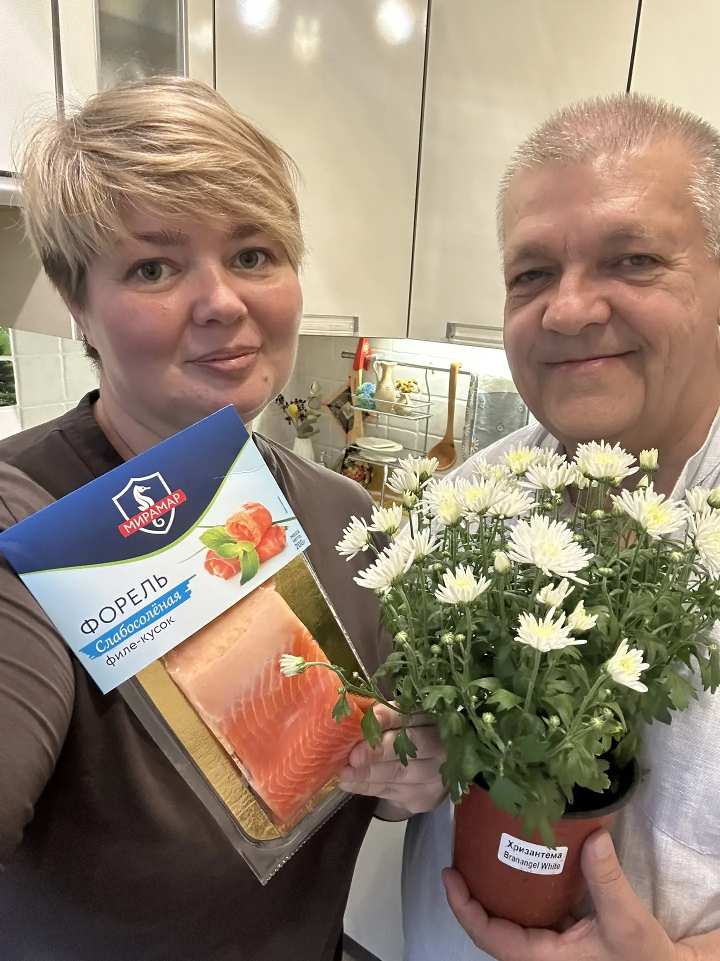 Вааай…Юрочка  пришел с работы , купил мне со скидкой рыбку и цветы!