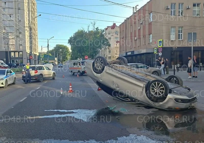 «Фольксваген» перевернулся на крышу после столкновения в центре Липецка.