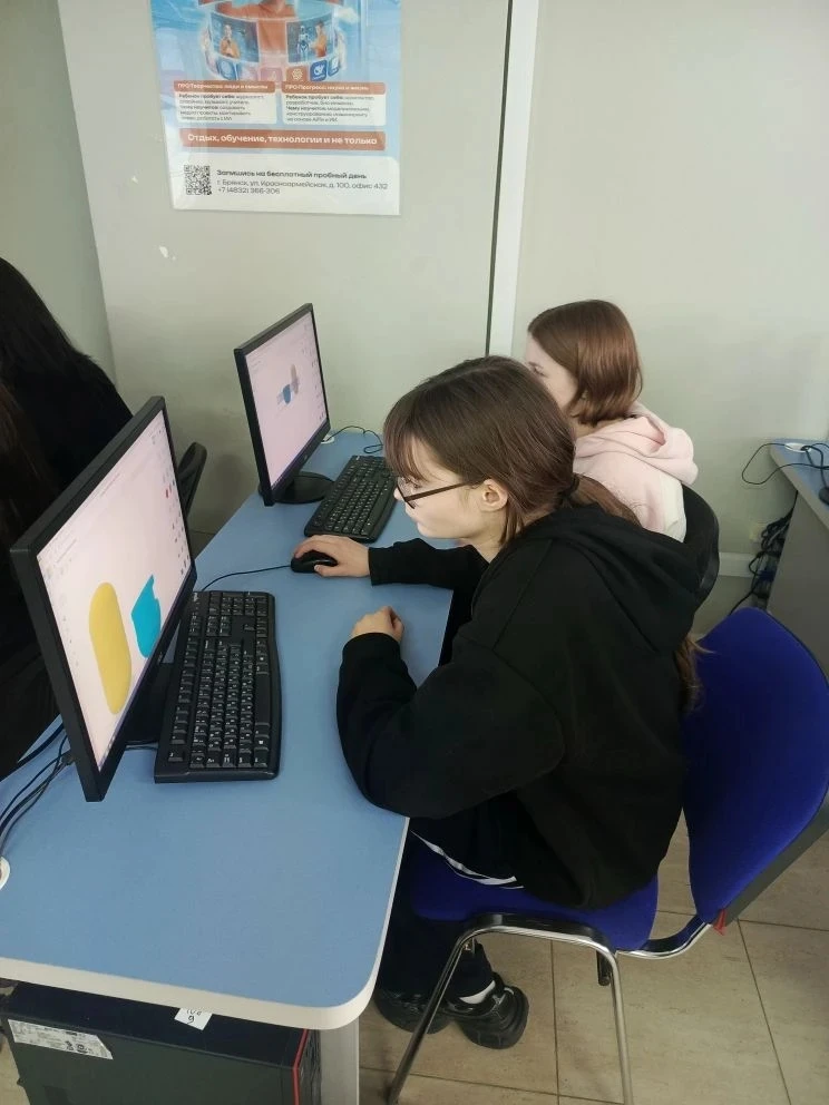 🚀 В мире 3D-моделирования! Ученики 7 «В» класса вместе с классным руководителем Хоменковой Мариной В