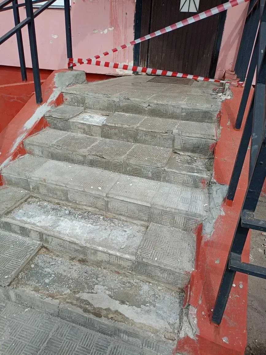 Произвели частичную замену тротуарной плитки на крыльцах подъездов по ул. Литейная 61 к...