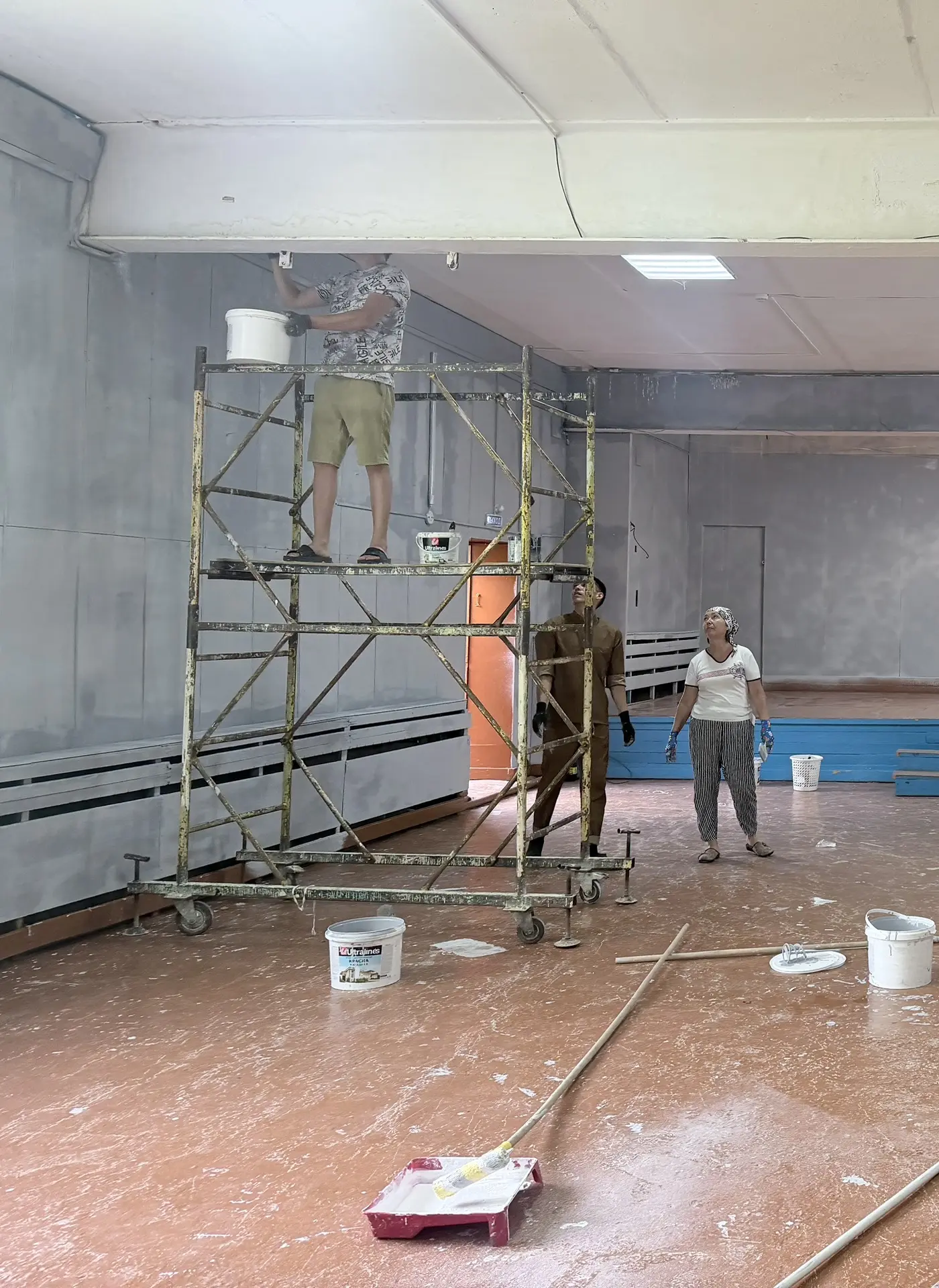 🎨Преображение продолжается!
В Уктеевском сельском клубе сегодня обновили стены и потолок! 
Сотрудни