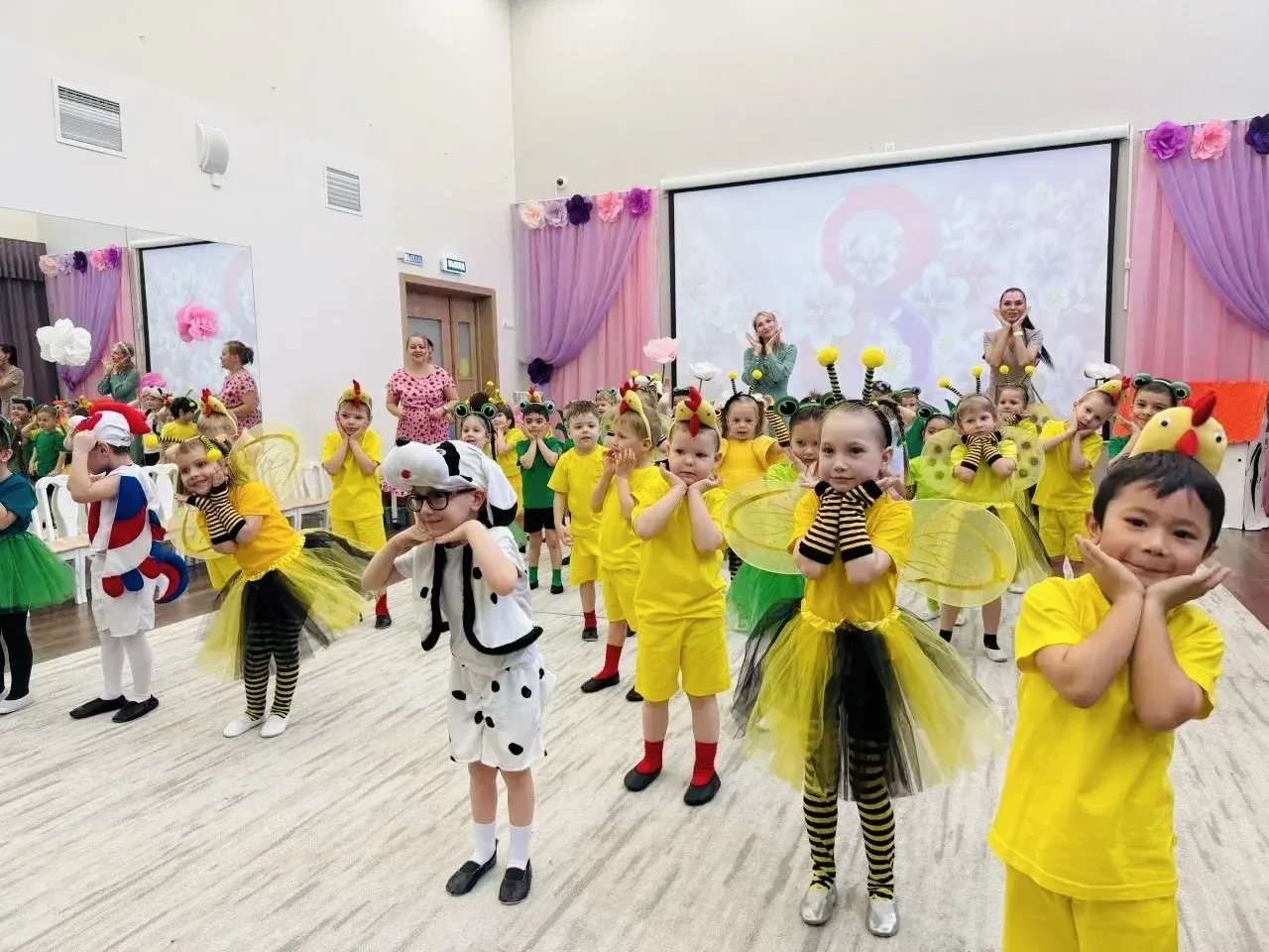 ЗАБАВНЫЕ НОВОСТИ🏡  В дошкольных отделениях отметили самый нежный и тёплый весенний праздник.  Проник