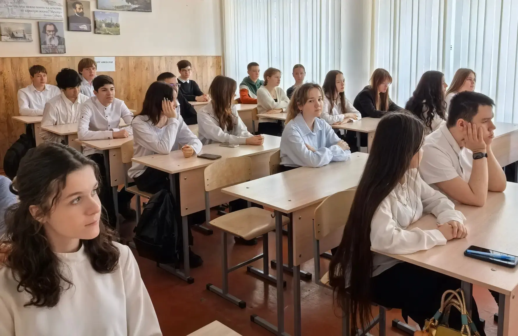 Начало новой четверти — это всегда волнительно! 🌸 А сегодняшний понедельник в лицее начался как обыч