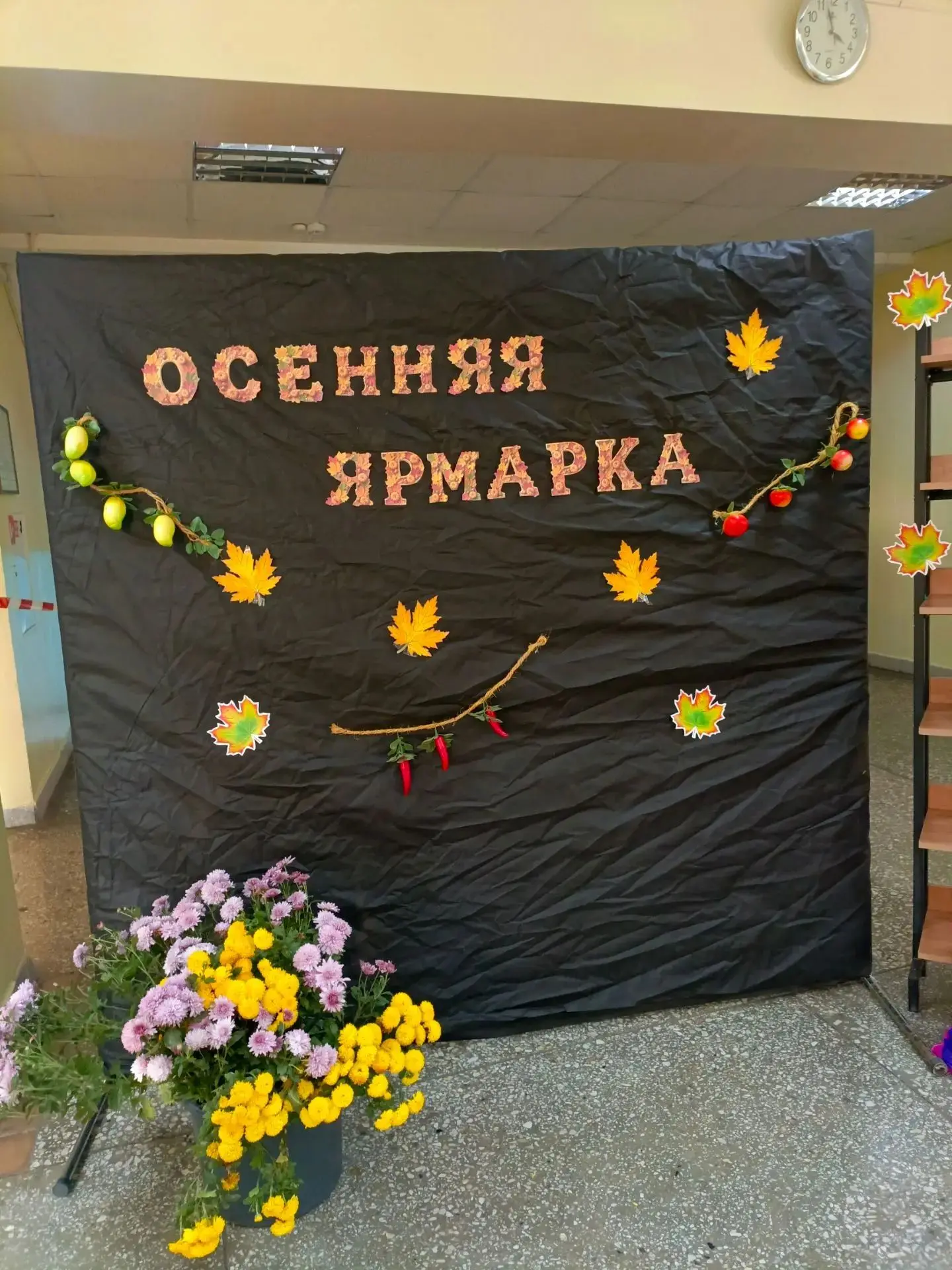 В МБОУ "Средняя школа №3" ЕМР РТ прошла осенняя ярмарка🍁🍁🍂.