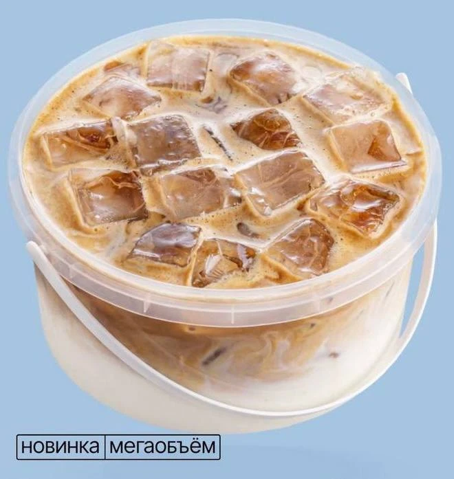 ☕️ Айс-латте начали подавать в ВЕДРЕ в кофейнях Цех85

В него помещается 1200 мл кофе. А стоит мега-