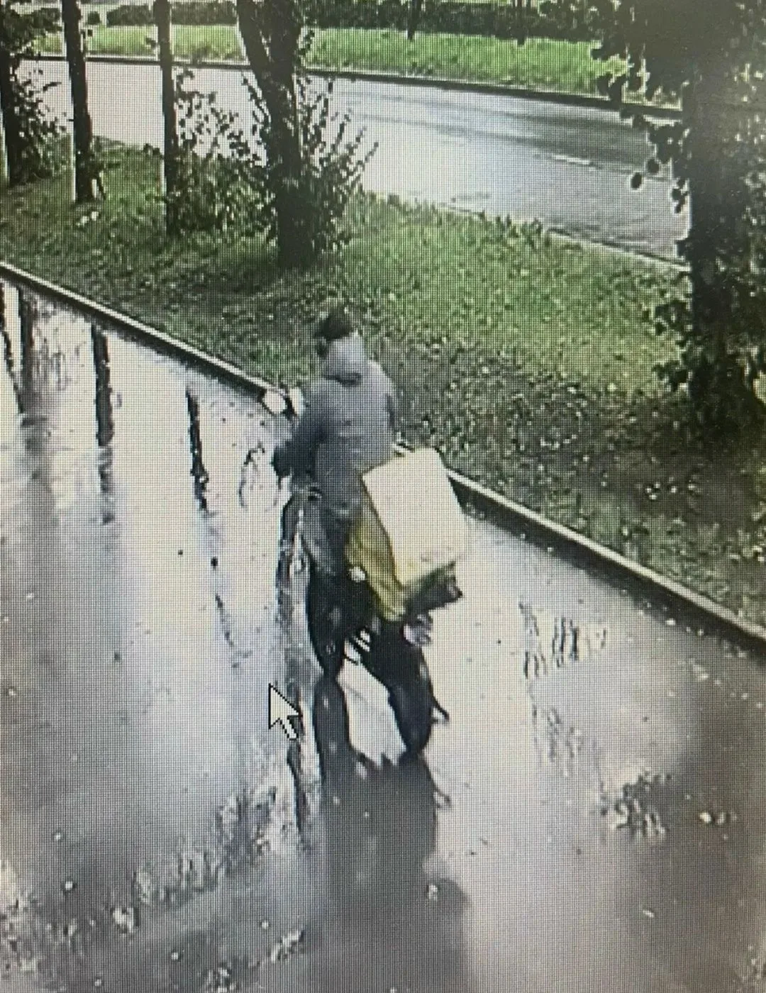 Водитель электровелосипеда сбил ребенка на тротуаре.