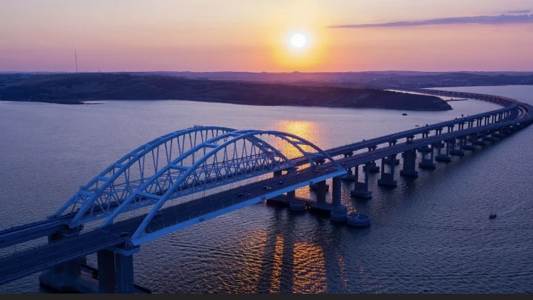 Свидомиты так остро реагируют на Крымский мост, потому что боятся его. Там много незнакомых для них,