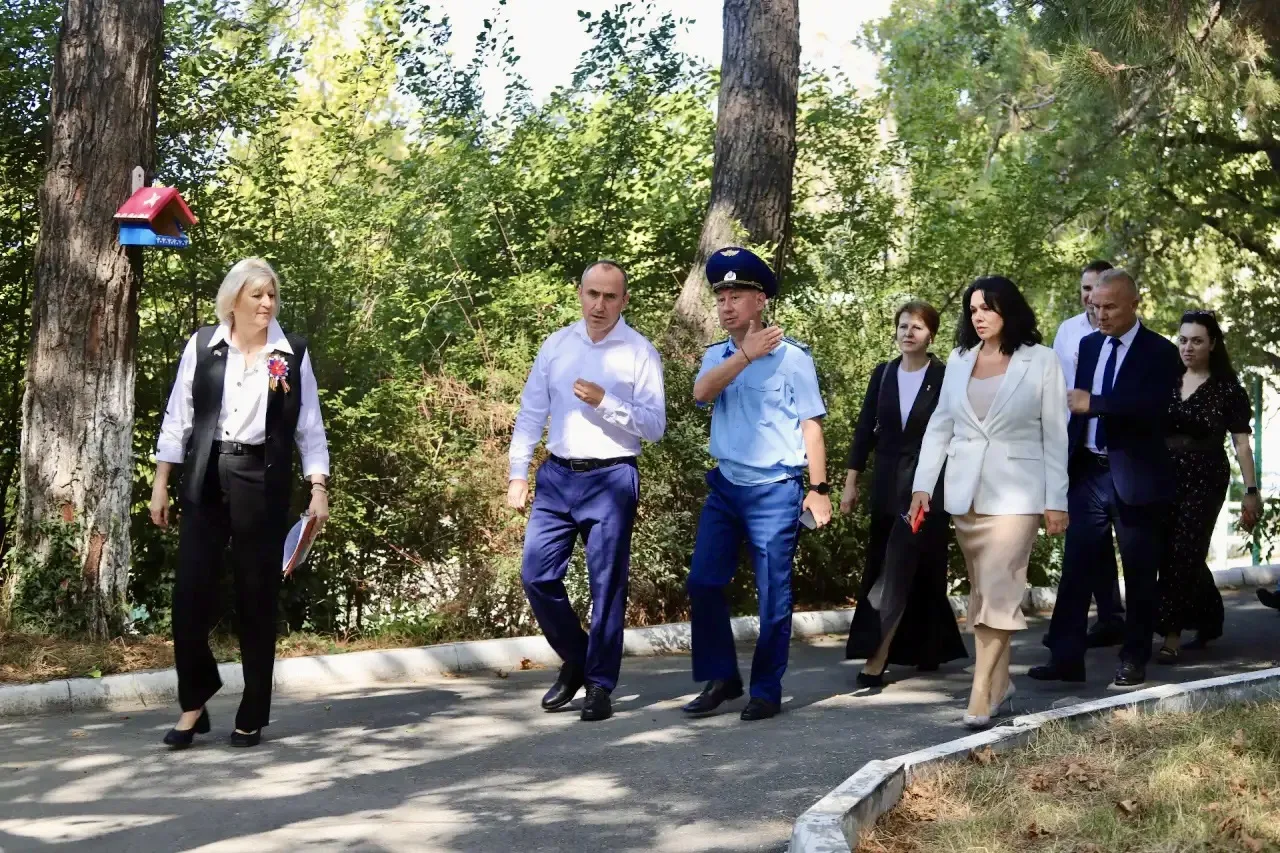 Была сегодня в школах курорта, смотрела на детей, особенно на одиннадцатиклассников. Вз...