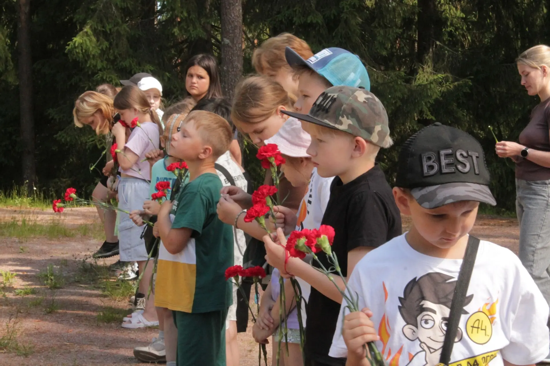 22 июня у братского захоронения в посёлке Семиозерье собрались школьники и их учителя, ...