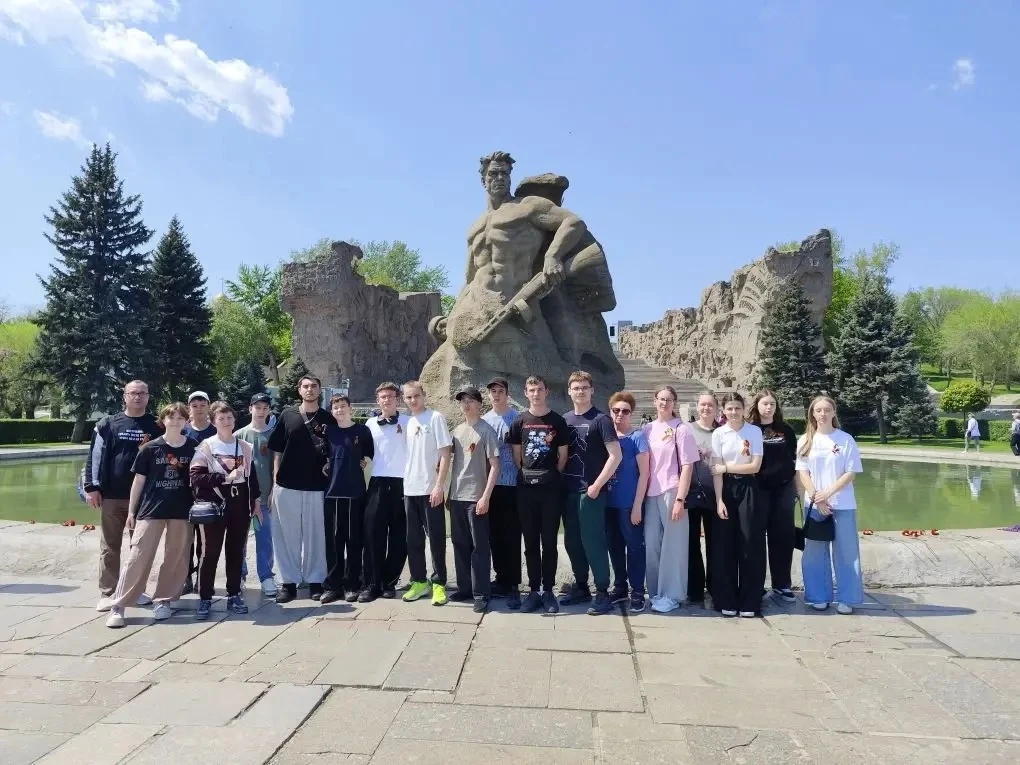 День Победы в Городе-герое Волгоград 9 мая 2026 года, группа учащихся и учителей школы №4 посетили Г