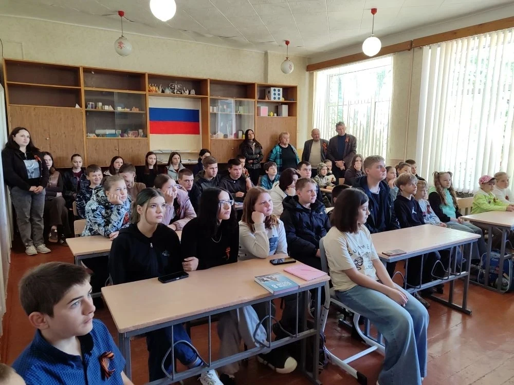 В преддверии Дня Победы обучающиесяТроицкой школы просмотрели короткометражный фильм "Дети войны", с