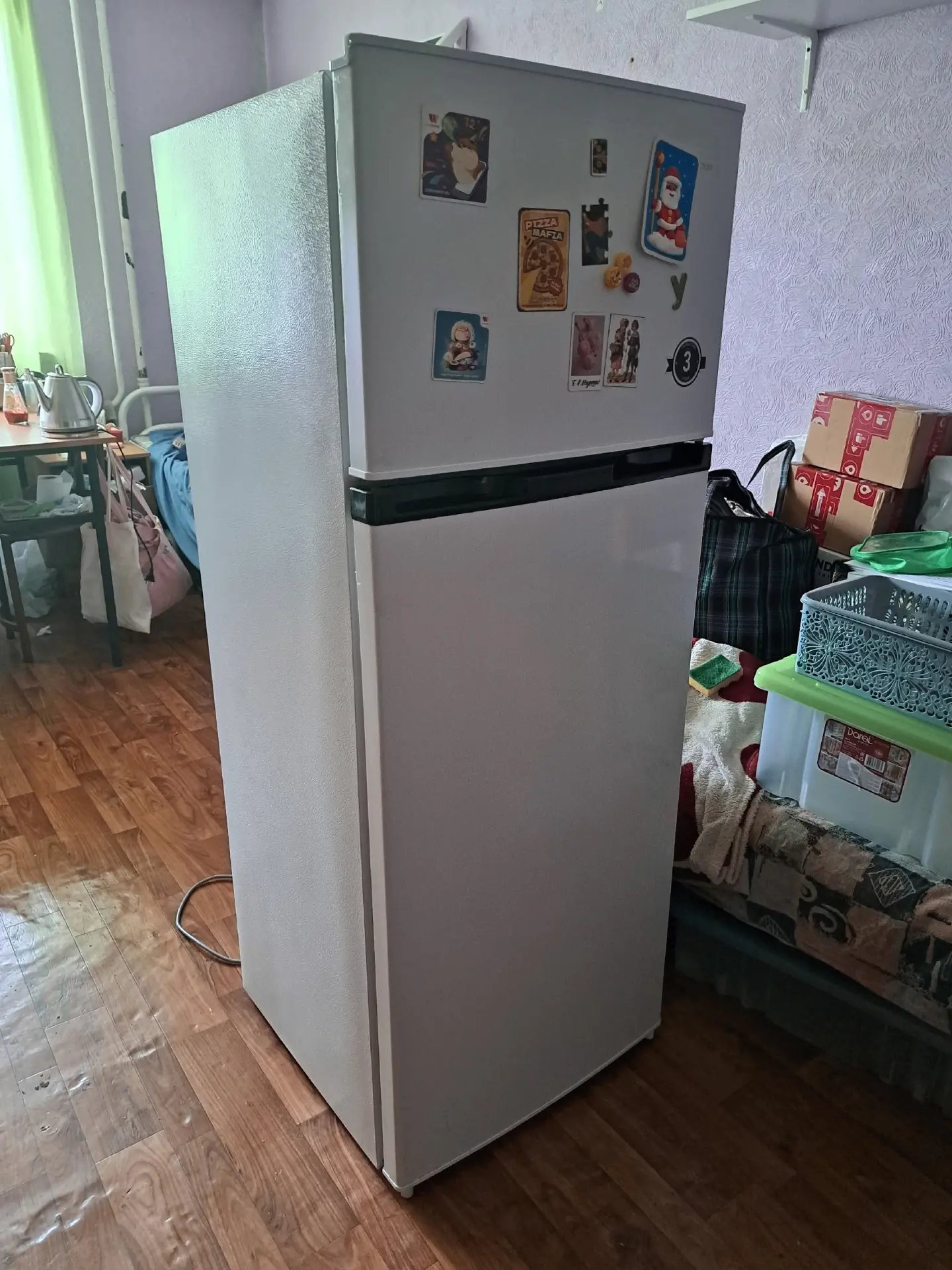 Здравствуйте, продаю холодильник б/у, в рабочем состоянии без серьёзных дефектов.