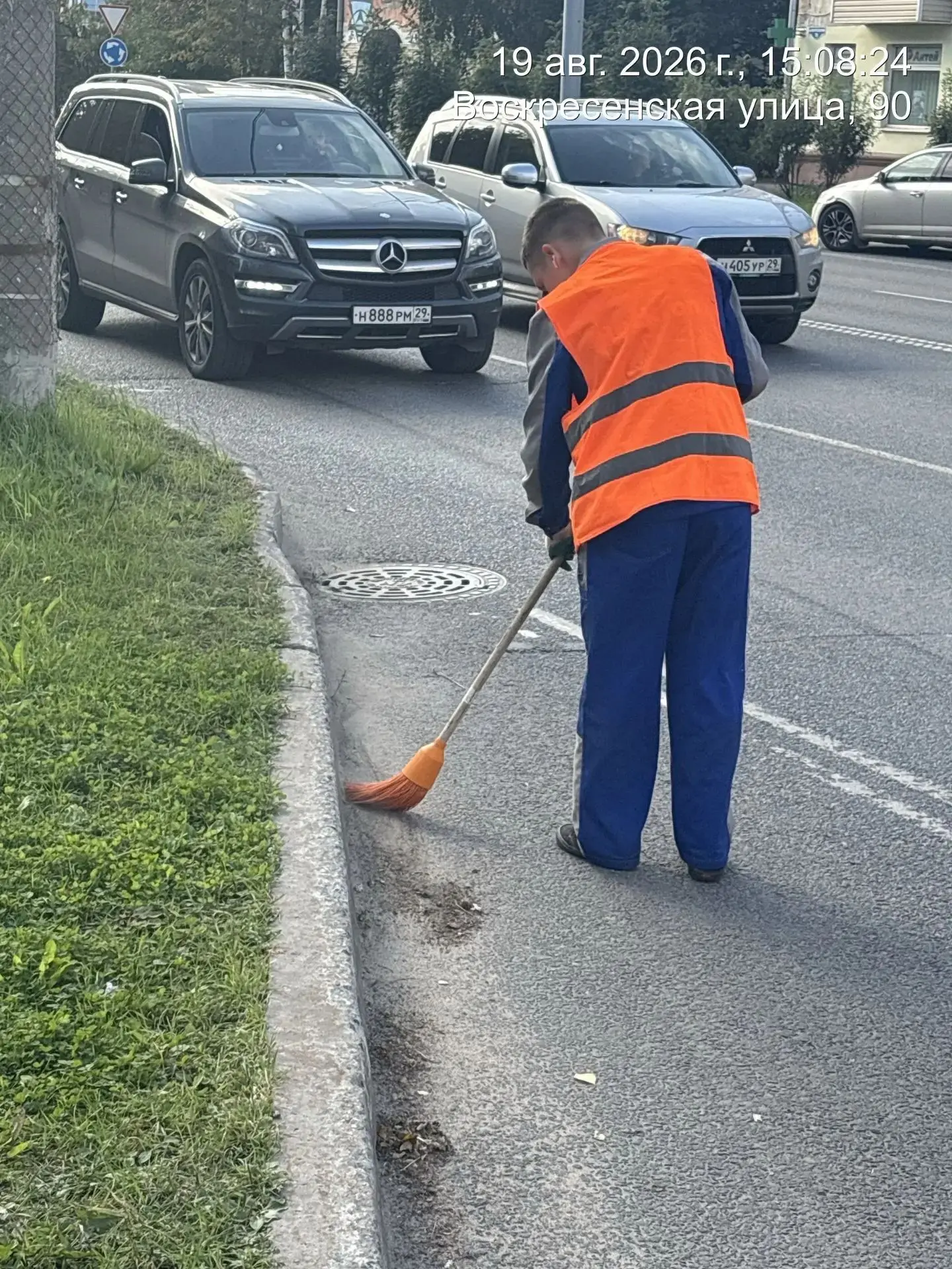 ☀️ В дневную смену с городских улиц вывезено 5 м³ грунтовых наносов.
