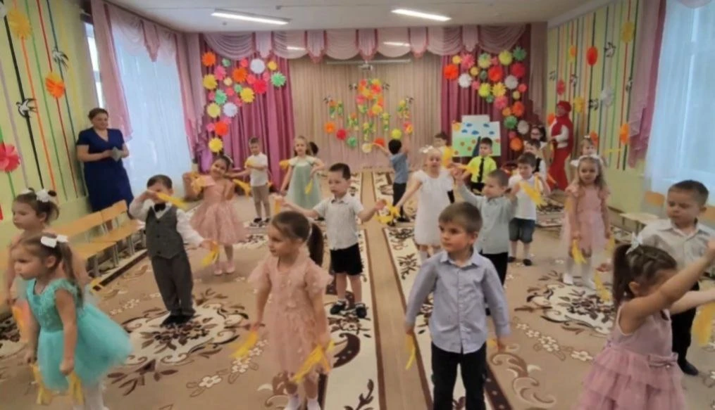 🌸 Как дошколята поздравляли мам и бабушек!  В наших дошкольных отделениях прошли настоящие весенние 