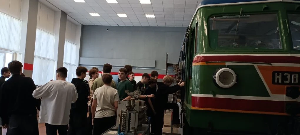 ⚡ Погружение в профессию ⚡  26 марта ребята транспортного класса 8 «М» нашей школы побывали в Трансп