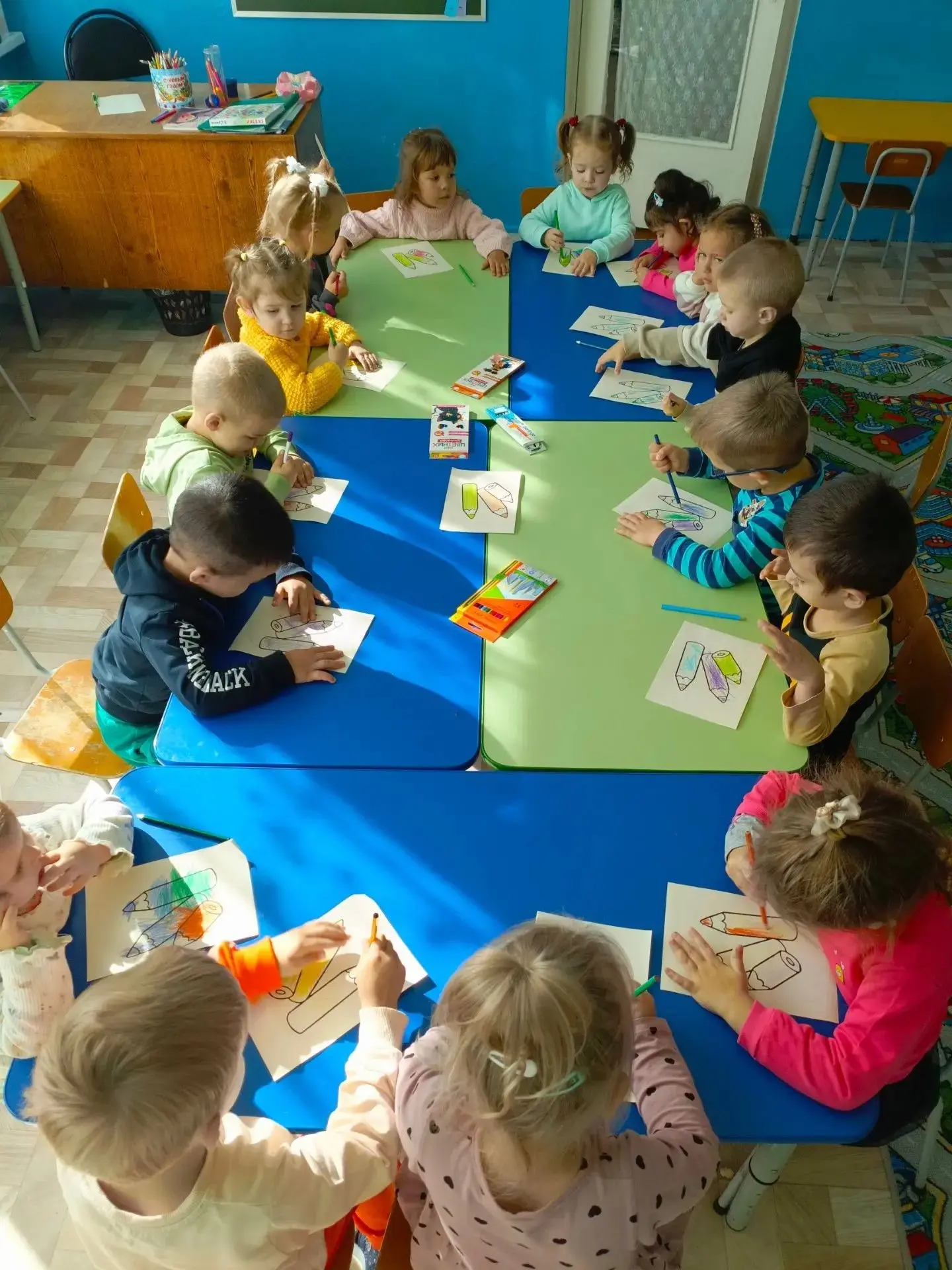 🎨Яркий, весёлый и очень творческий! Именно так прошёл День разноцветных карандашей во ...
