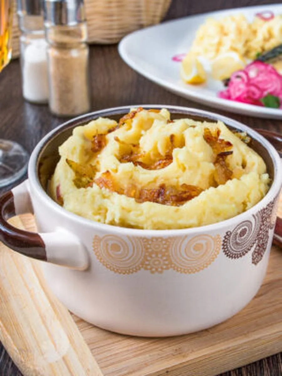 КАРТОФЕЛЬНОЕ ПЮРЕ С СЫРОМ И ЛУКОМ

Ингредиенты:

    картофель (в очищенном виде) - 1 кг.
    лукови