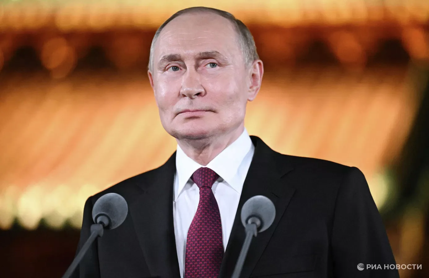 Путин поздравил москвичей и всех россиян с Днем города Москвы.