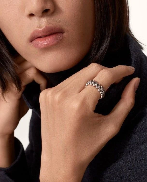 Кольцо Clash de Cartier 💍

Бренд: Cartier
Комплект: Полный 
Состояние: новое, не носилось 

Сертифи