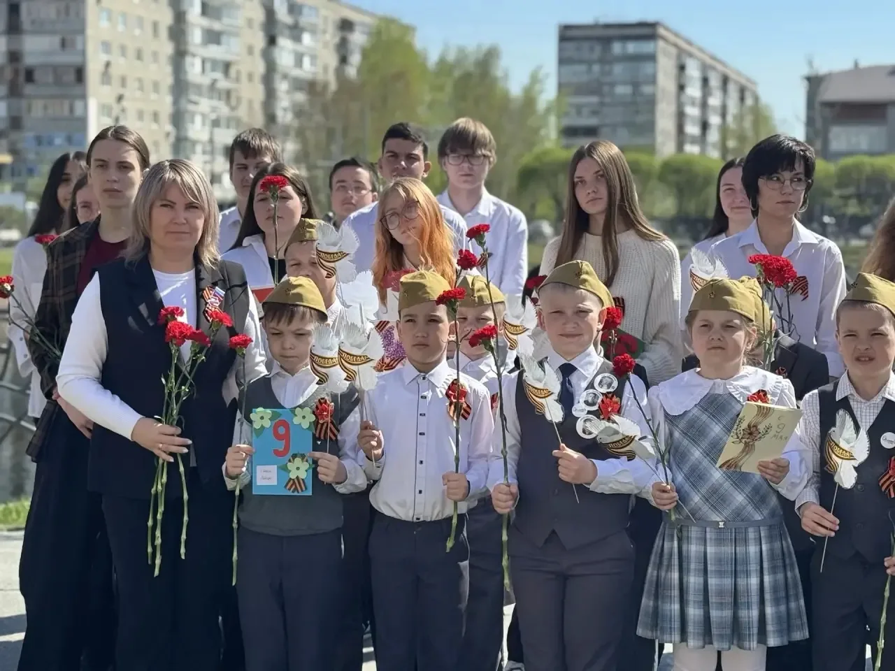 🇷🇺 «Их подвиг будем помнить мы»: юные федюнинцы почтили память героев у памятника легендарному коман
