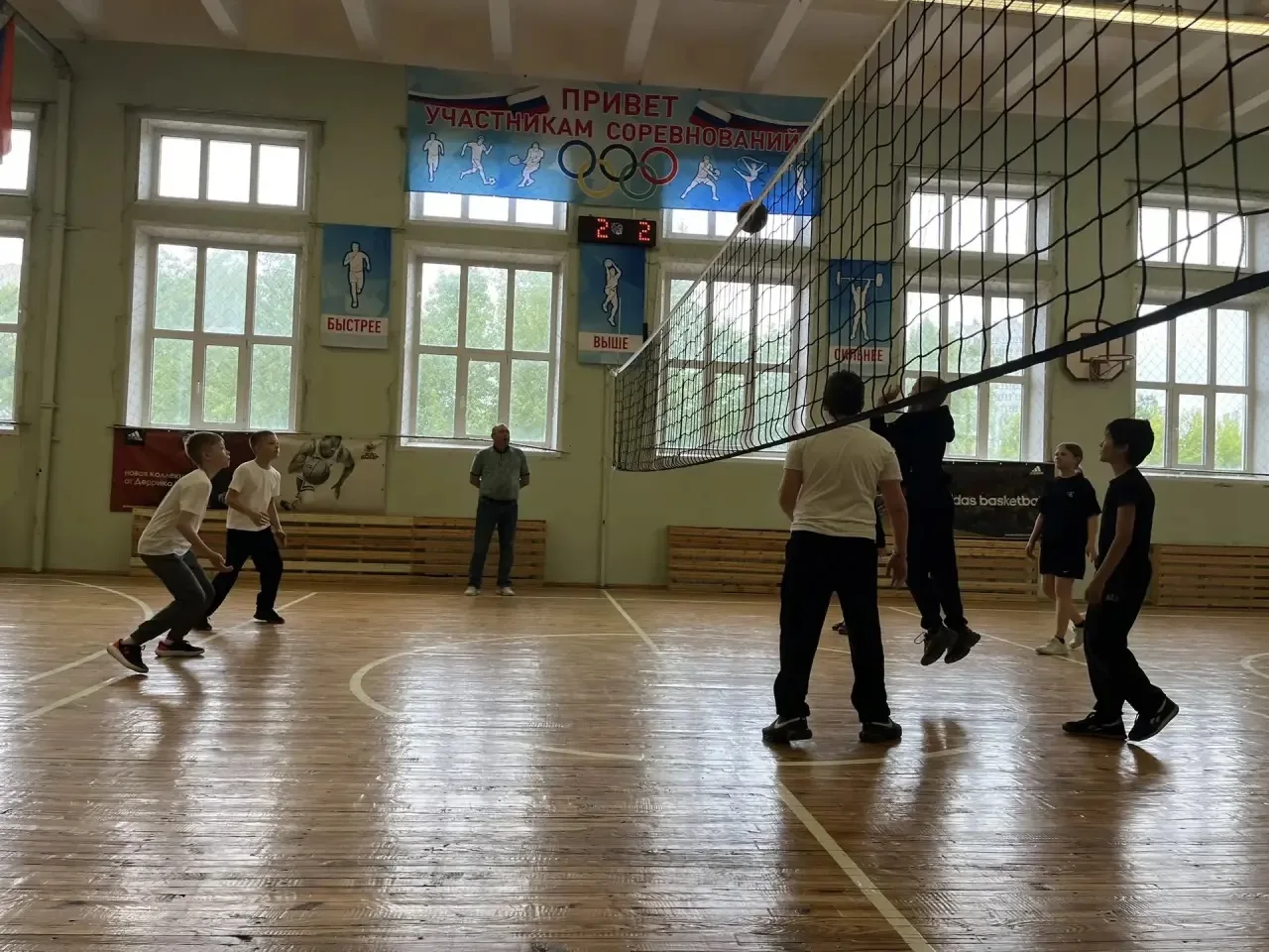 🏐 Волейбольный турнир к 81-й годовщине Победы!  Сегодня в нашей школе прошли соревнования по волейбо