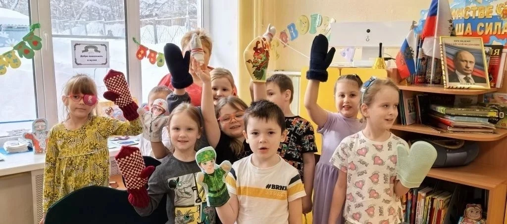 Сегодня в детском саду открылся музей Варежки.
Дети  группы Солнышко с  удовольствием познакомились 