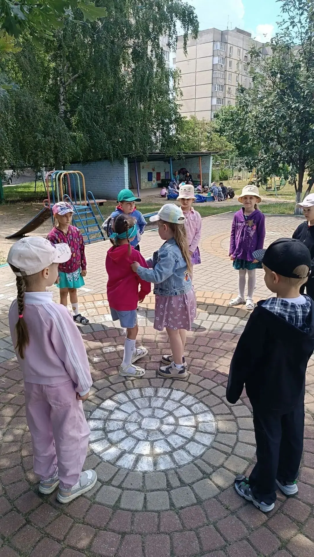 🔆Лето в нашем детском саду в самом разгаре! На прогулке ребята из подготовительной группы «Капелька