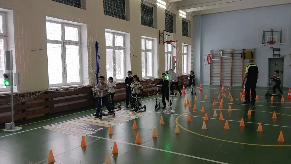 🚦 УЧИМСЯ БЫТЬ ЗАМЕТНЫМИ И ВНИМАТЕЛЬНЫМИ НА ДОРОГЕ  12 февраля в нашей школе сотрудники «ГБОУ ДО ЦДЮТ