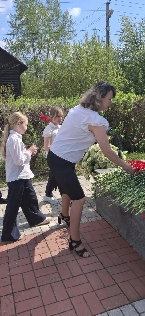 🌹 Сегодня обучающиеся нашей школы (корпус на Феофанова) собрались, чтобы отдать дань памяти и уважен