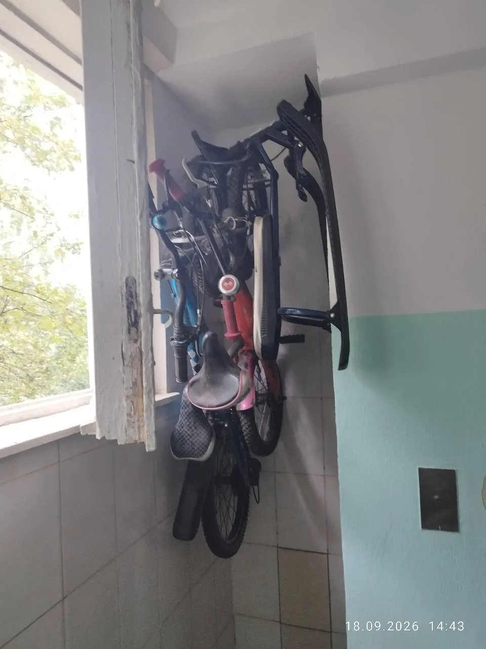 🚲 В подъезде на Шипиловской придумали необычную систему хранения