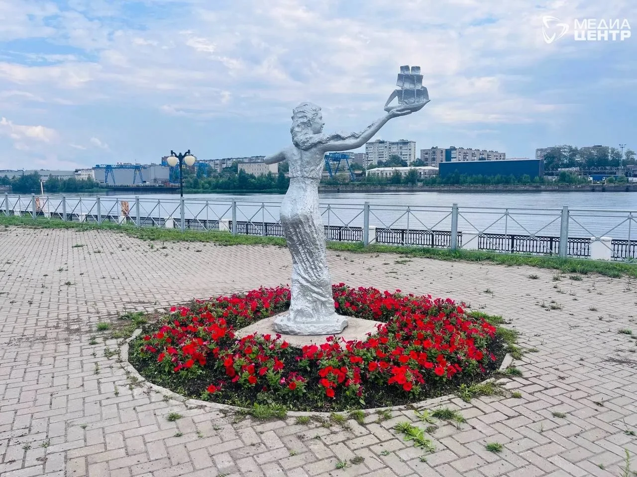 Рядом с «тетрисом» из плитки на набережной реки Ягорба высадили цветы 
 
Речь идет о месте, где стои