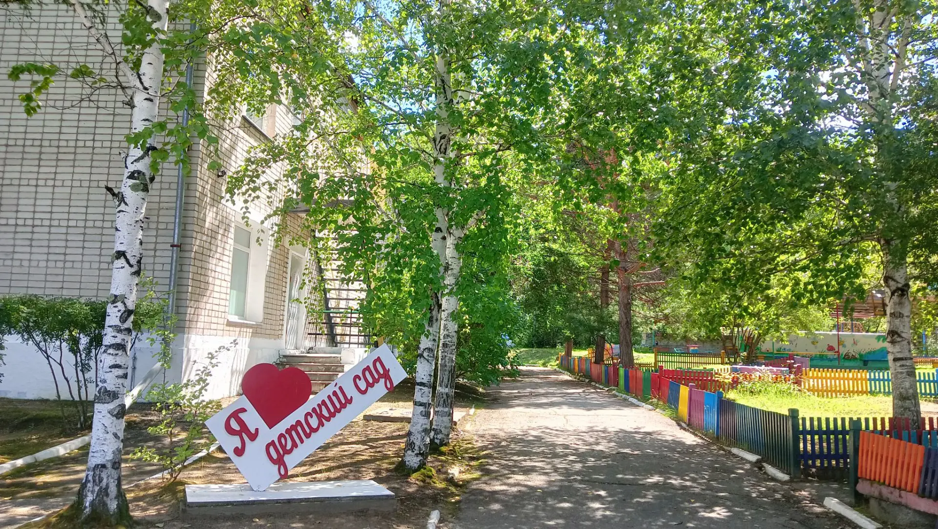 Полдень. Стихли веселые голоса детей. Сейчас время дневного сна - малыши отдыхают, набираются сил. Т