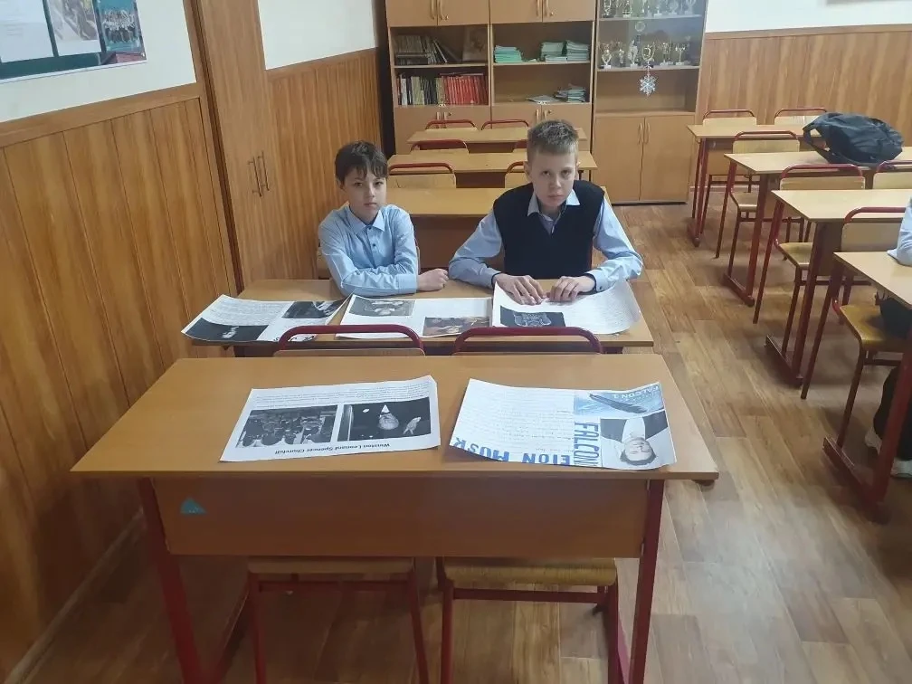 Ребята из 8а класса провели защиту проектов: "Знаменитые люди Британии и США".  Дети смотрели презен