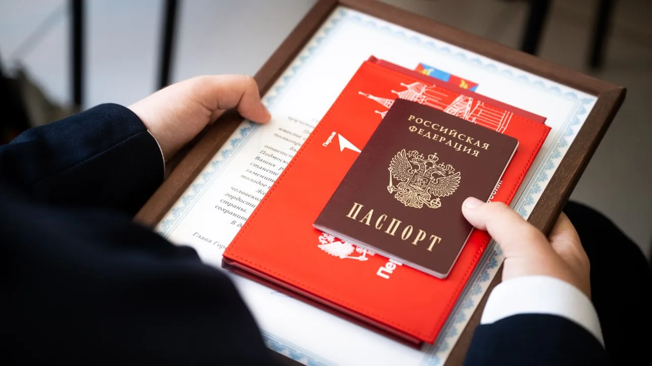 Владимир Волков вручил первые паспорта юным люберецким школьникам  🇷🇺 В городском округе прошла торж