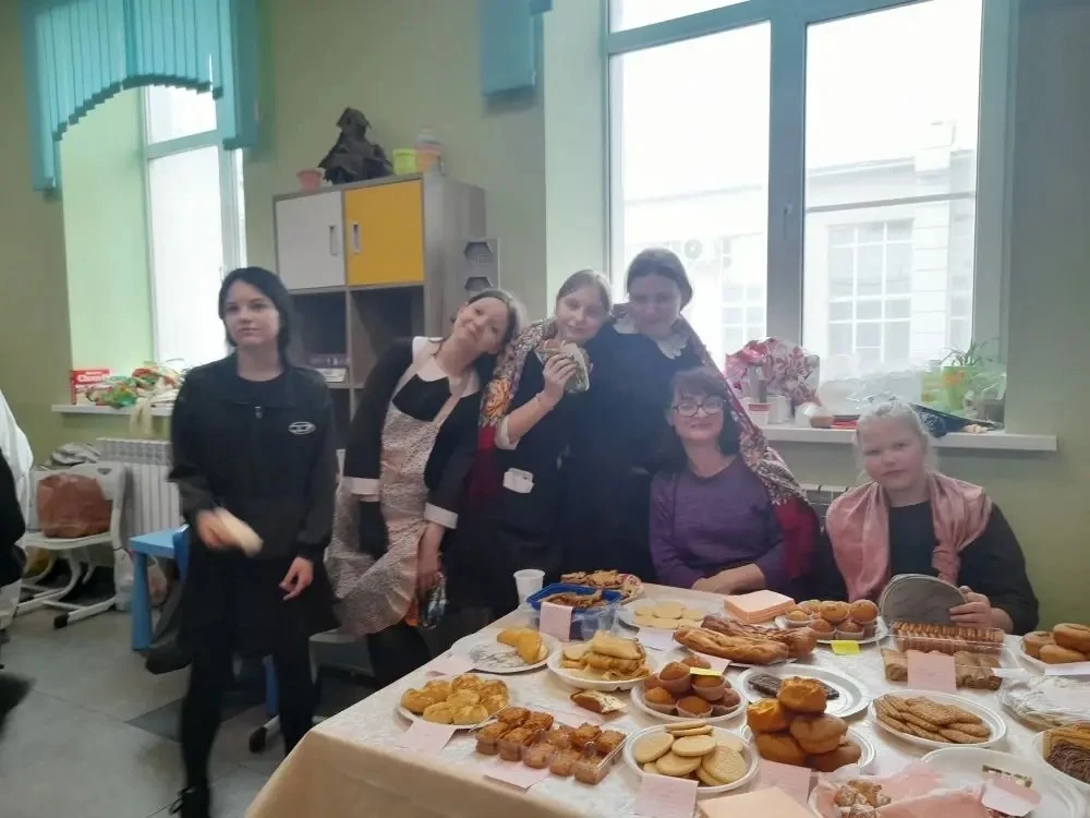 В нашей школе прошла настоящая широкая Масленица!   Все классы объединились, чтобы создать незабывае