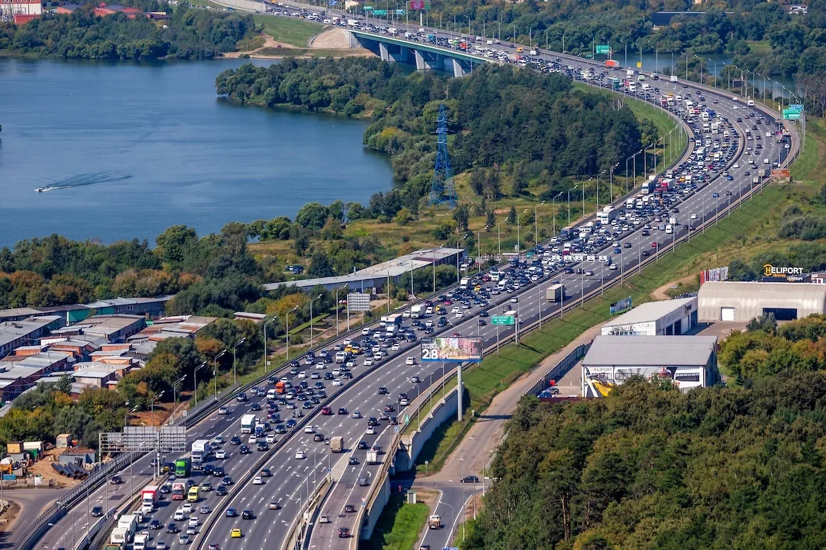 🛣️ Новорижское шоссе признали самой безопасной из крупных загруженных магистралей столицы  На М-9 фи