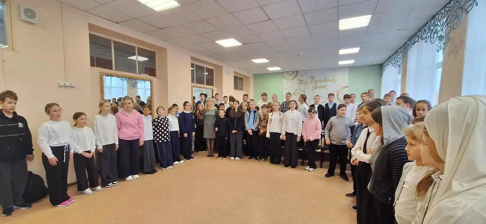 Сегодняшнее утро для 5а, 5б и 5в классов началось с еженедельной линейки. Ребята 11б кл...