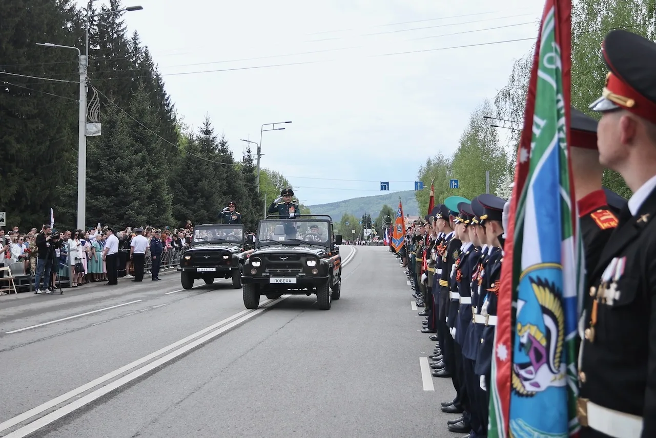 Подборка фотографий с торжественного парада в Горно-Алтайске📸  Парадные расчеты продемонстрировали о