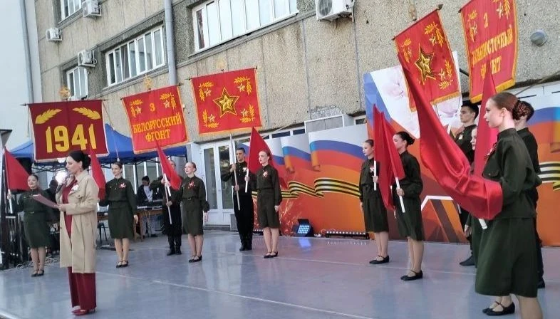 Праздничный концерт «Знать, чтобы помнить!»   9 мая, в 18:00 цикл праздничных мероприятий, посвящённ