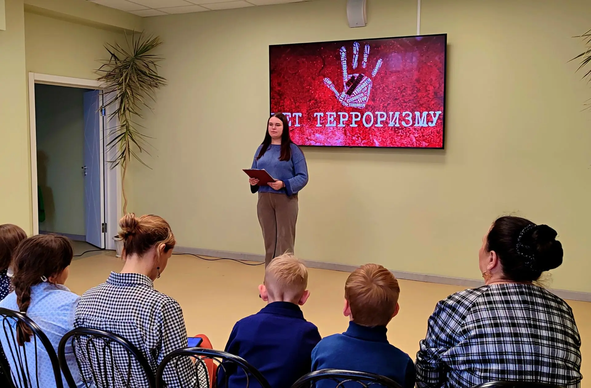 В рамках познавательной программы «Действия при угрозе террористического акта» дети поз...