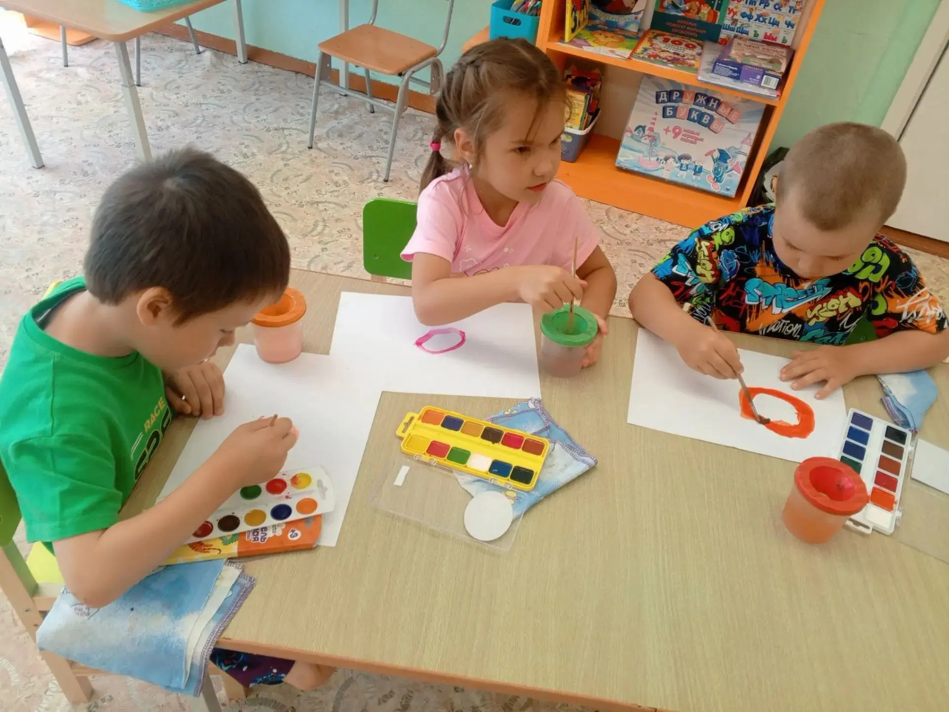 Рисование в группе № 3 (возрасти 5-7 лет). Тема: «Разноцветные мячики». Цель занятия — сформировать 